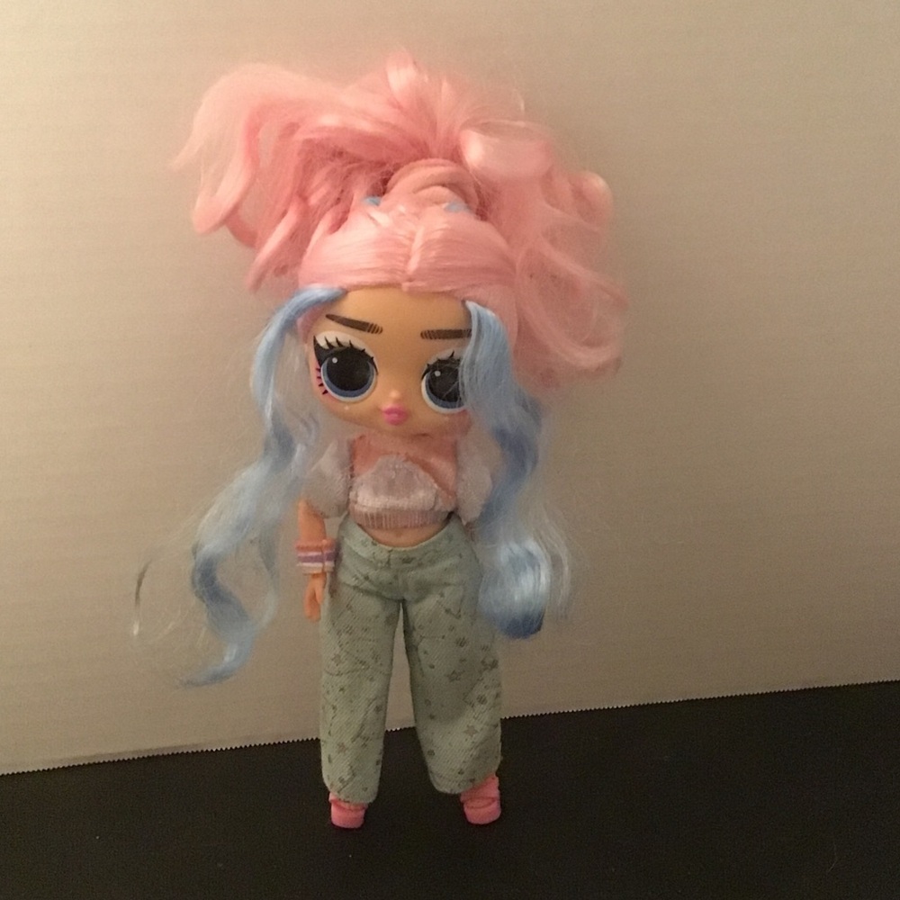 LOL OMG Surprise Floral Moon LOL TWEENAGE fashion doll pink blue hair tween